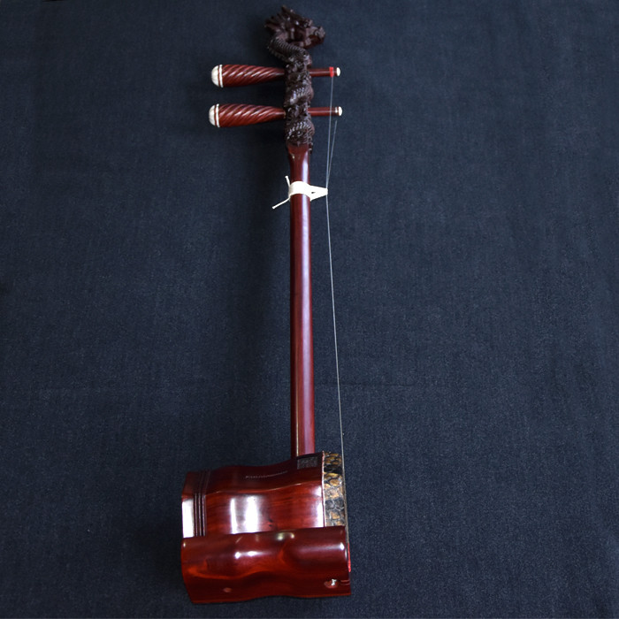 What are the characteristics of the erhu quick string change in action?