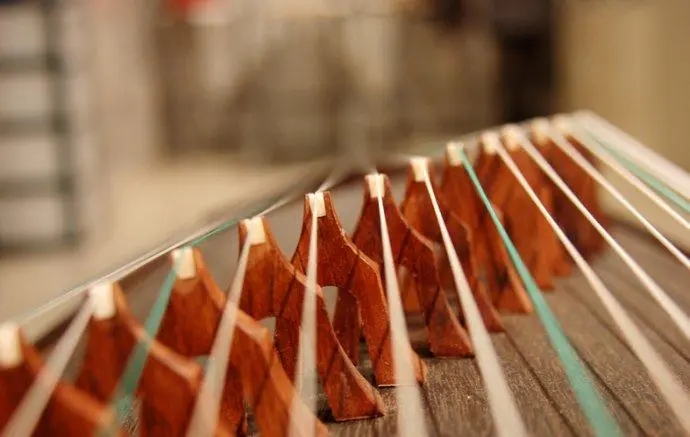 What is the correct hand shape for the guzheng?