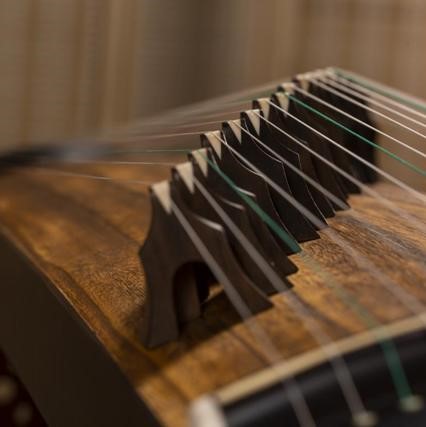 Correct guzheng playing posture