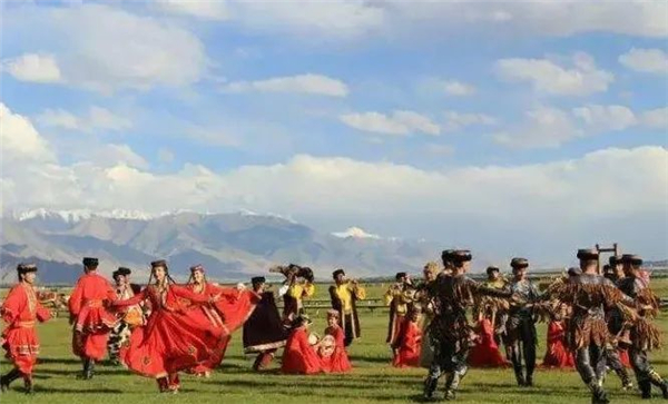 Precipitation of the vast history Eagle dance on the Pamirs