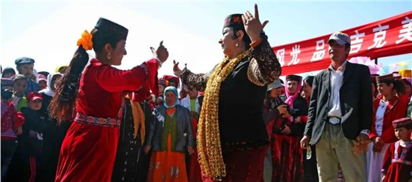 Precipitation of the vast history Eagle dance on the Pamirs