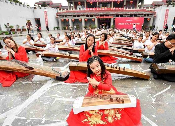 The national musical instrument Guzheng has a long history and one of the protagonists of the industrialization of contemporary music culture