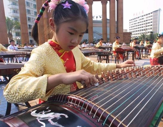 The national musical instrument Guzheng has a long history and one of the protagonists of the industrialization of contemporary music culture