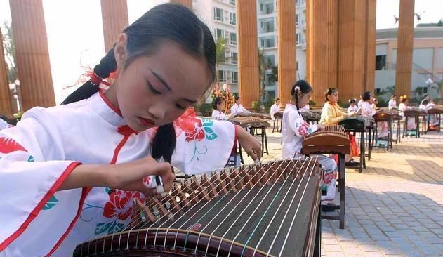 The national musical instrument Guzheng has a long history and one of the protagonists of the industrialization of contemporary music culture