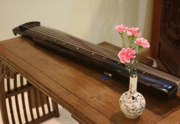 What should I do if the tone of the guqin changes frequently