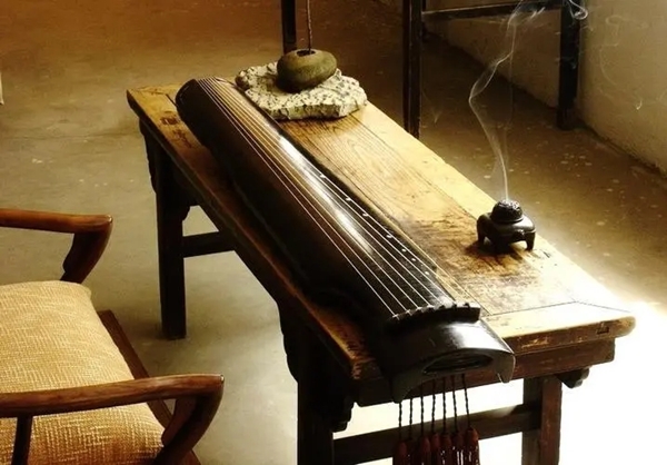 What effect does the piano table have on the sound of the guqin?