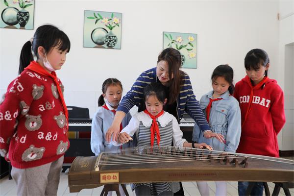 郧阳区鲍峡镇中心小学文艺活动“快乐社团 古筝声声”