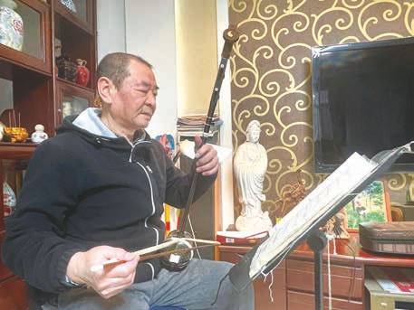 Passing down Erhu skills to the younger generation