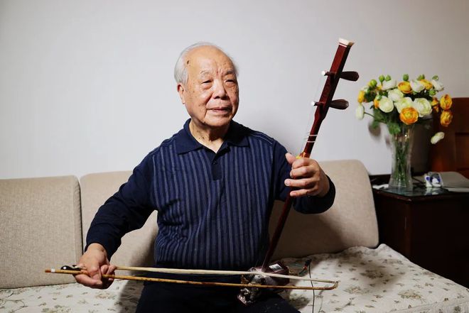 In the twilight years, the erhu is still the original beauty in his heart