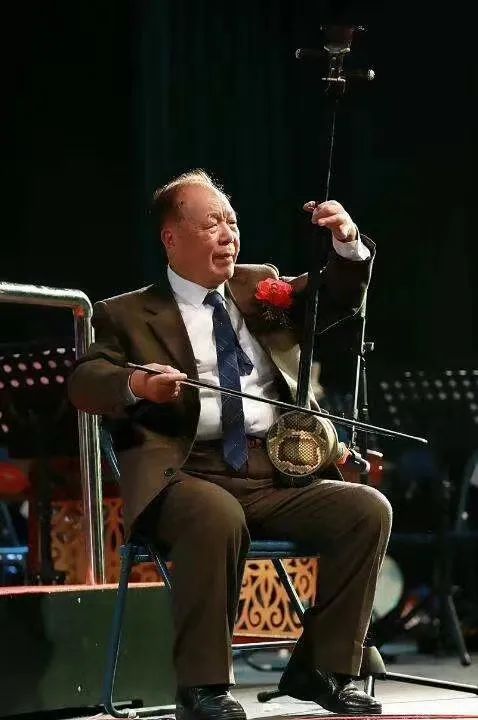 In the twilight years, the erhu is still the original beauty in his heart