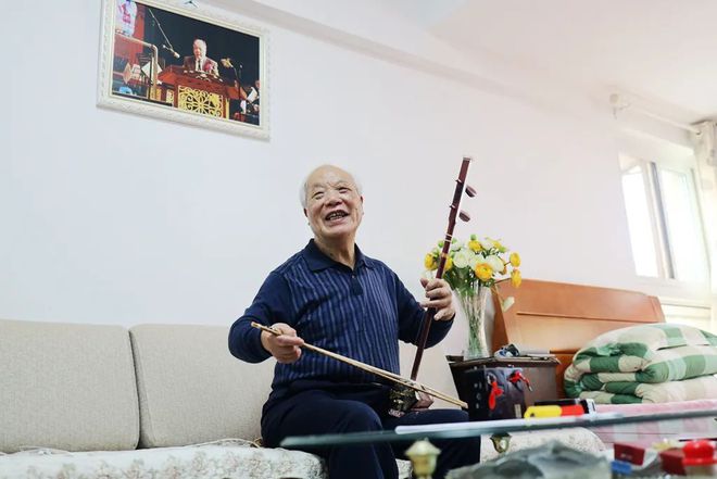 In the twilight years, the erhu is still the original beauty in his heart