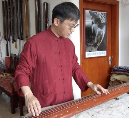 The representative inheritor of the city-level intangible cultural heritage of the guqin art promotes the guqin into the public eye