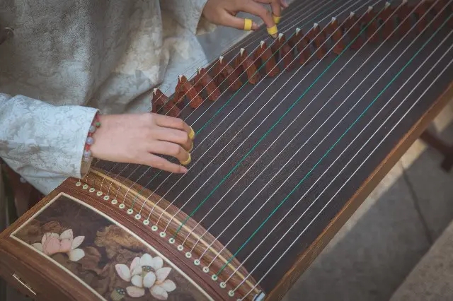 How to play Guzheng 7? Press the strings with the left hand