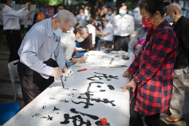 在五四青年节相聚一起庆祝的‘老青年’