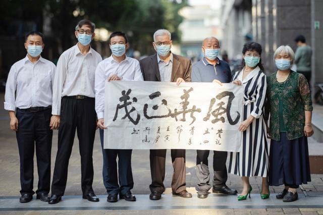 在五四青年节相聚一起庆祝的‘老青年’