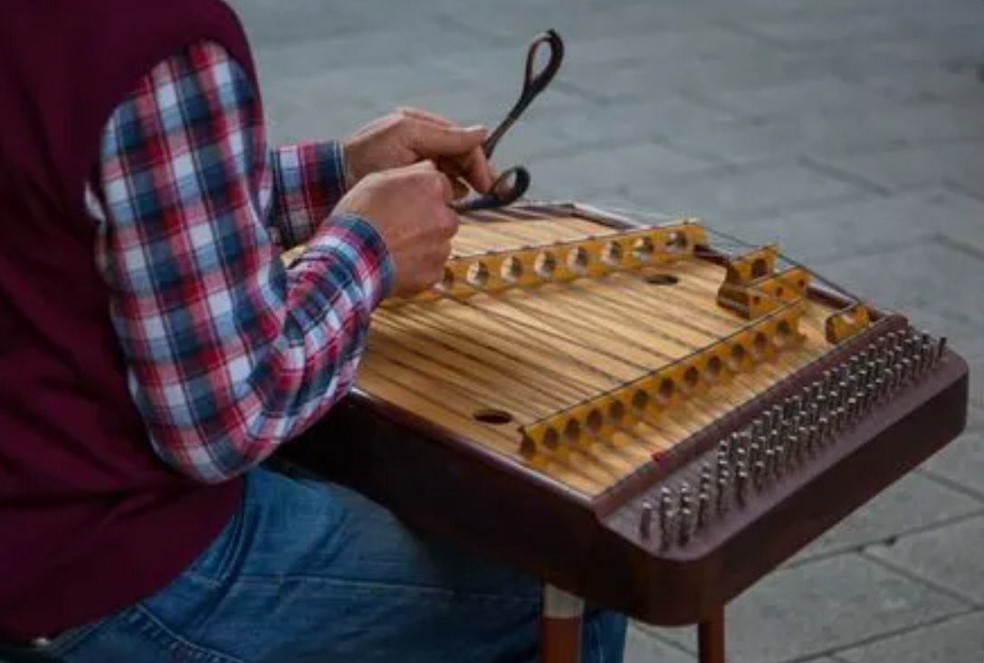 What type of instrument is the dulcimer?