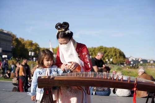 Peng Jingxuan, a Chinese student studying in France: The sound of the zheng conveys the feelings of a child and exports Chinese culture to the outside world