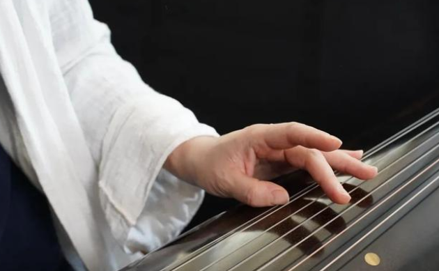 Where does the guqin show the balance of yin and yang?