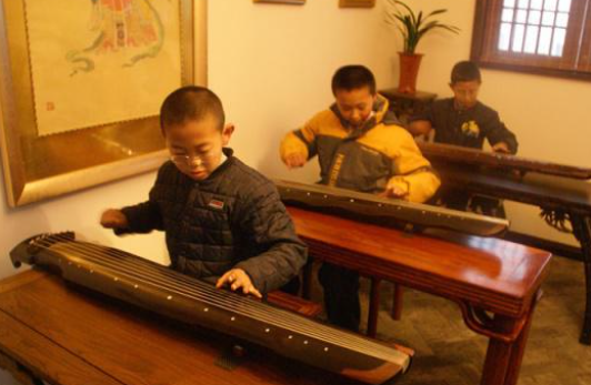 What are the ways of playing the guqin?