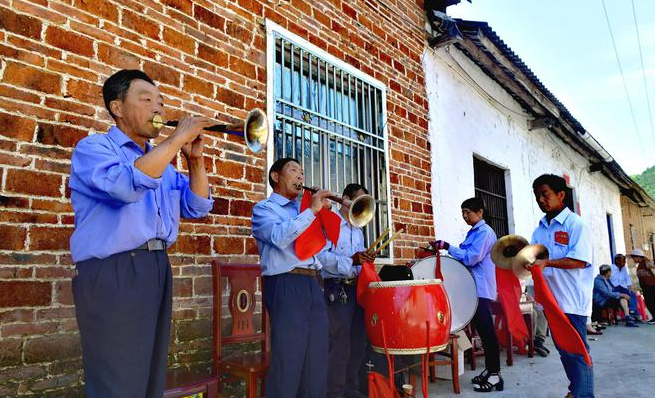 Xizhen Community Street, Manshuihe Town: Suona sounds, long emotional charm