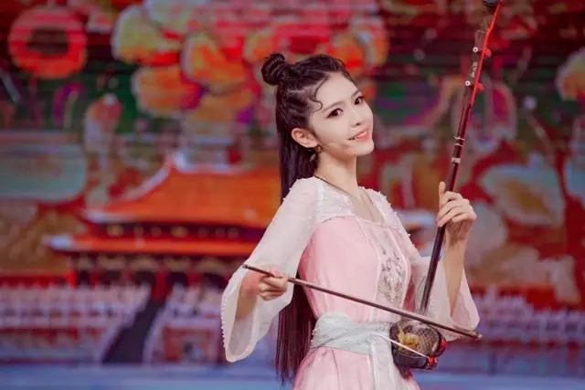 Young Erhu Performer Chen Yimiao Pushes Chinese Traditional Folk Music to the International Stage
