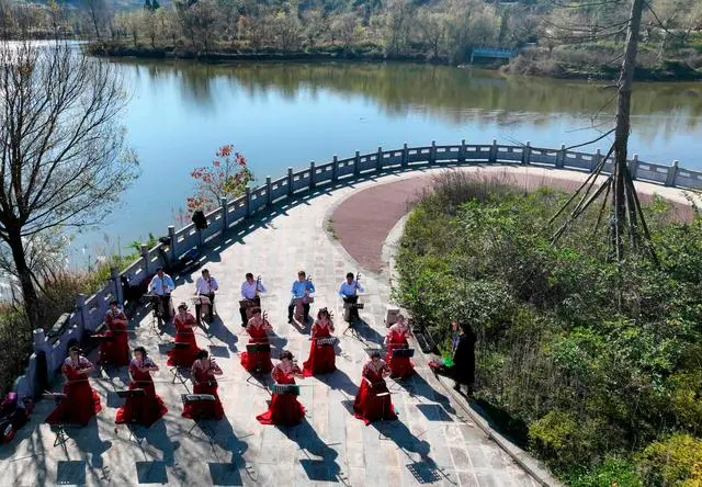 黔西：杜鹃花都中老年艺术队 拉起二胡 唱红“夕阳”