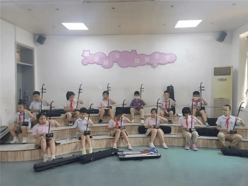 Xinzhi Primary School Xinzhi Folk music Erhu Club is very popular with students