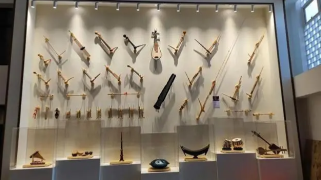 Professor Yang and his more than 300 national musical instruments