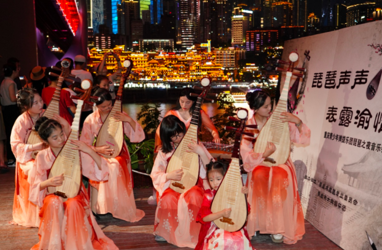 Chongqing Youth Plucked Orchestra Pipa Night Concert: Young people from all over Chongqing gather, pipa sounds echoed by the Jialing River