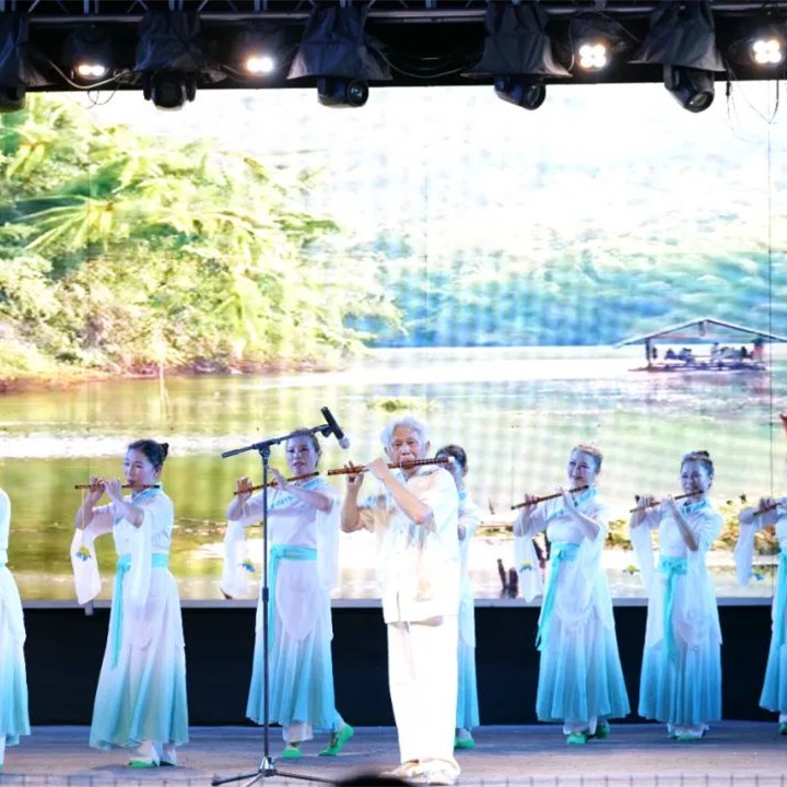 “梦圆中秋 月满筠阳”文艺汇演在凤凰湖广场精彩上演