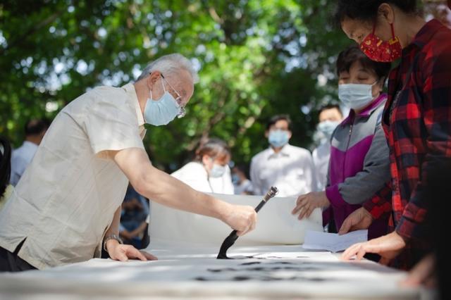 在五四青年节相聚一起庆祝的‘老青年’