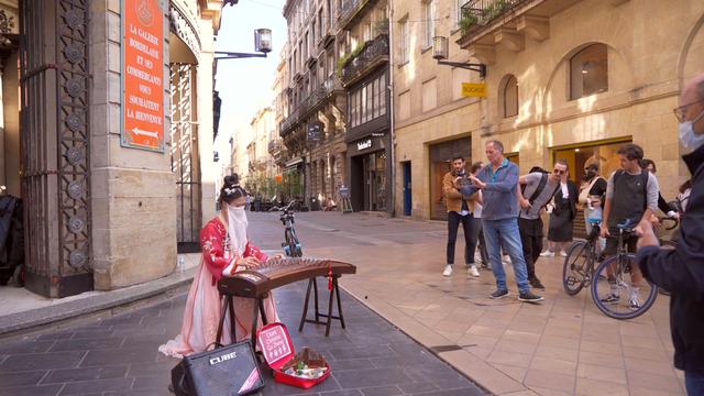 法国街头古筝图片