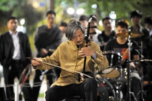 In Huaqiangbei, Luo Hongjun, a folk artist, played a sweet and astringent erhu for half a lifetime